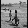 Mali : children playing with tires / Des enfants jouant avec des pneus