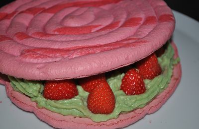 grand macaron aux fraises 