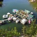 Deux Canadiens ont bâti leur village flottant et autosuffisant