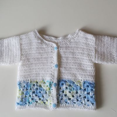 Gilets au crochet en granny tailles 3 mois et 2 ans