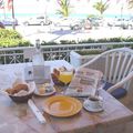 Sympa aussi, un petit déjeuner en terrasse ... à Hammamet.