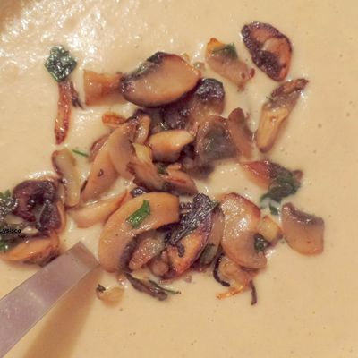 Velouté de pieds de champignons de Paris. 