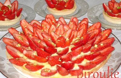 Tartelettes aux fraises et aux pistaches à la crème pâtissière (d'après les recettes de C. Michalak et P. Hermé)