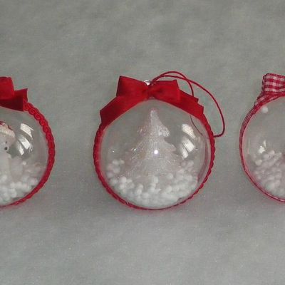 Une boule transparente, un petit galon et une petite déco et voilà le résultat : une vingtaine de jolies boules de Noël