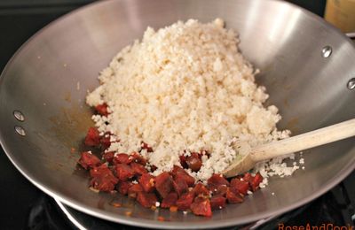 Semoule de chou-fleur sautée au chorizo {recette cétogène, IG bas, sans gluten, paléo} pas-à-pas
