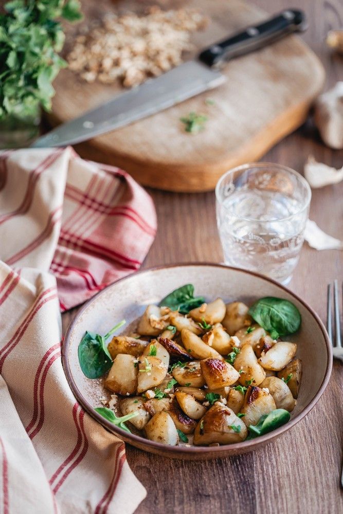 poêlée de topinambours, romarin, recette hiver, recette hivernale, légume oublié, noix, légumes à la poele, recette économique, facile, rapide