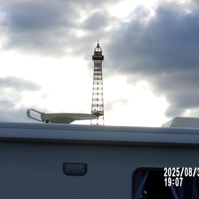 Au pied de la Tour Eiffel en Camping-car ! ! !