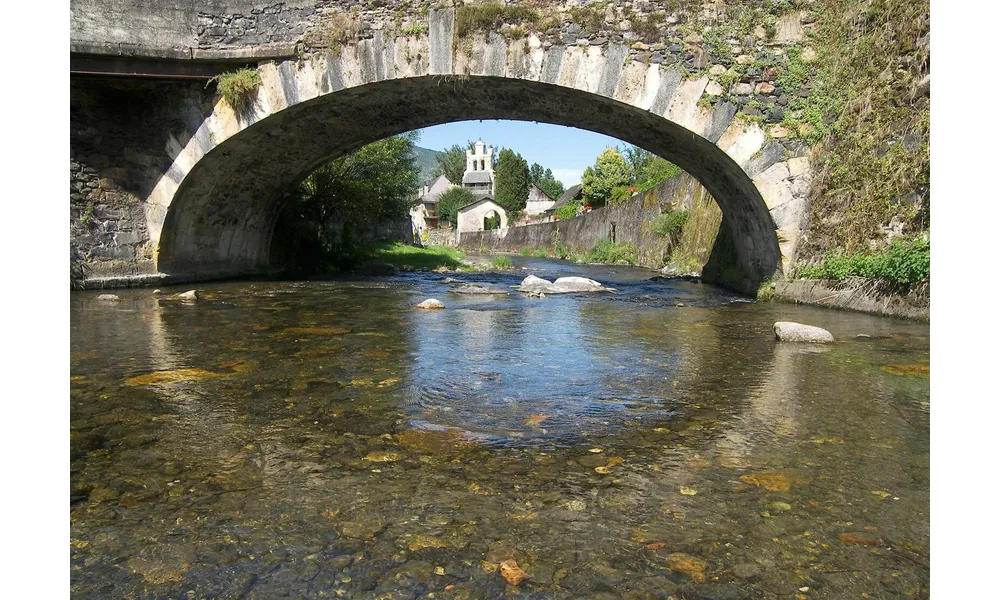 La magie bleue des eaux de la Bouigane au pied de Notre-Dame de Tramesaygues :