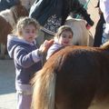 chloé, 5 ans et Louna au poney