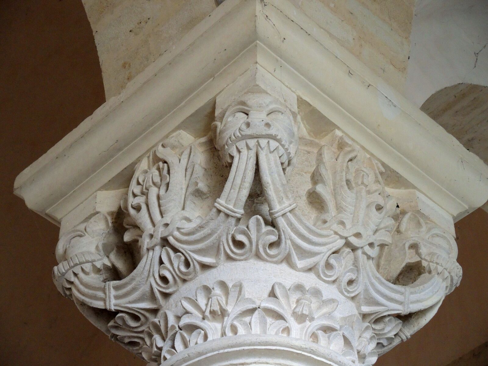 Saint-Révérien, Église Saint-Révérien, chapiteau. (58)