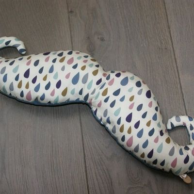 Une stache-mou et une enveloppe