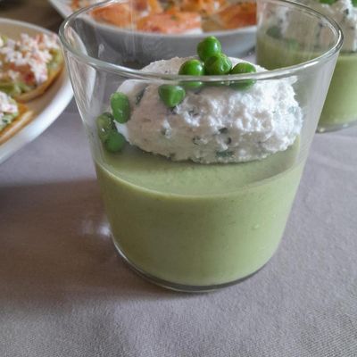 Panna cotta aux petits pois, quenelles de chèvre