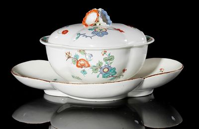 A Chantilly Kakiemon 'écuelle' Porringer cover & stand, circa 1735