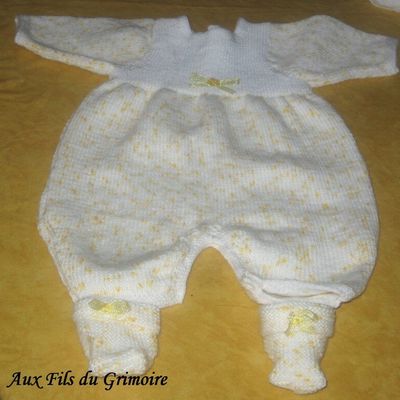 Combinaison et chaussons bébé 1 mois
