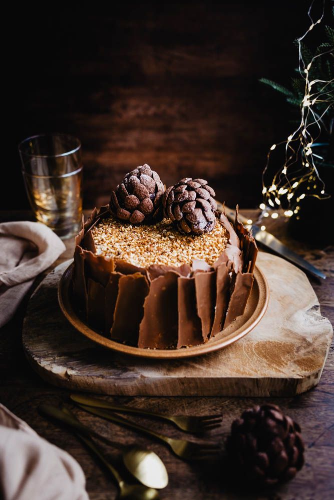 gateau de Noel, christmas cake, genoise noisettes, chantilly vanille, repas de noel, dessert de noel, léger, facile, feuille en chocolat, pommes de pin brownies au chocolat