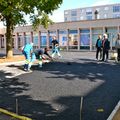 MATERNELLE DU CHAMP-ROLAND : PLUS DE 700 BROUETTES ET 70 TONNES D’ENROBÉ POUR LA NOUVELLE COUR.