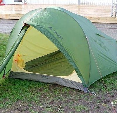 On plante la tente , on gonfle le matelas ... On est pas bien là ????