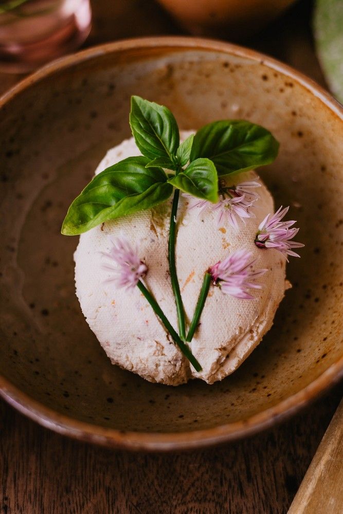 fromage frais maison, facile, recette printemps, dip pour apéro, basilic, tomates sechées, yaourt grec, comme du boursin, ail et fines herbes, tomates confites, fleur de ciboulette