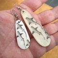 Boucles d'oreilles requin scrimshaw sur ivoire de mammouth