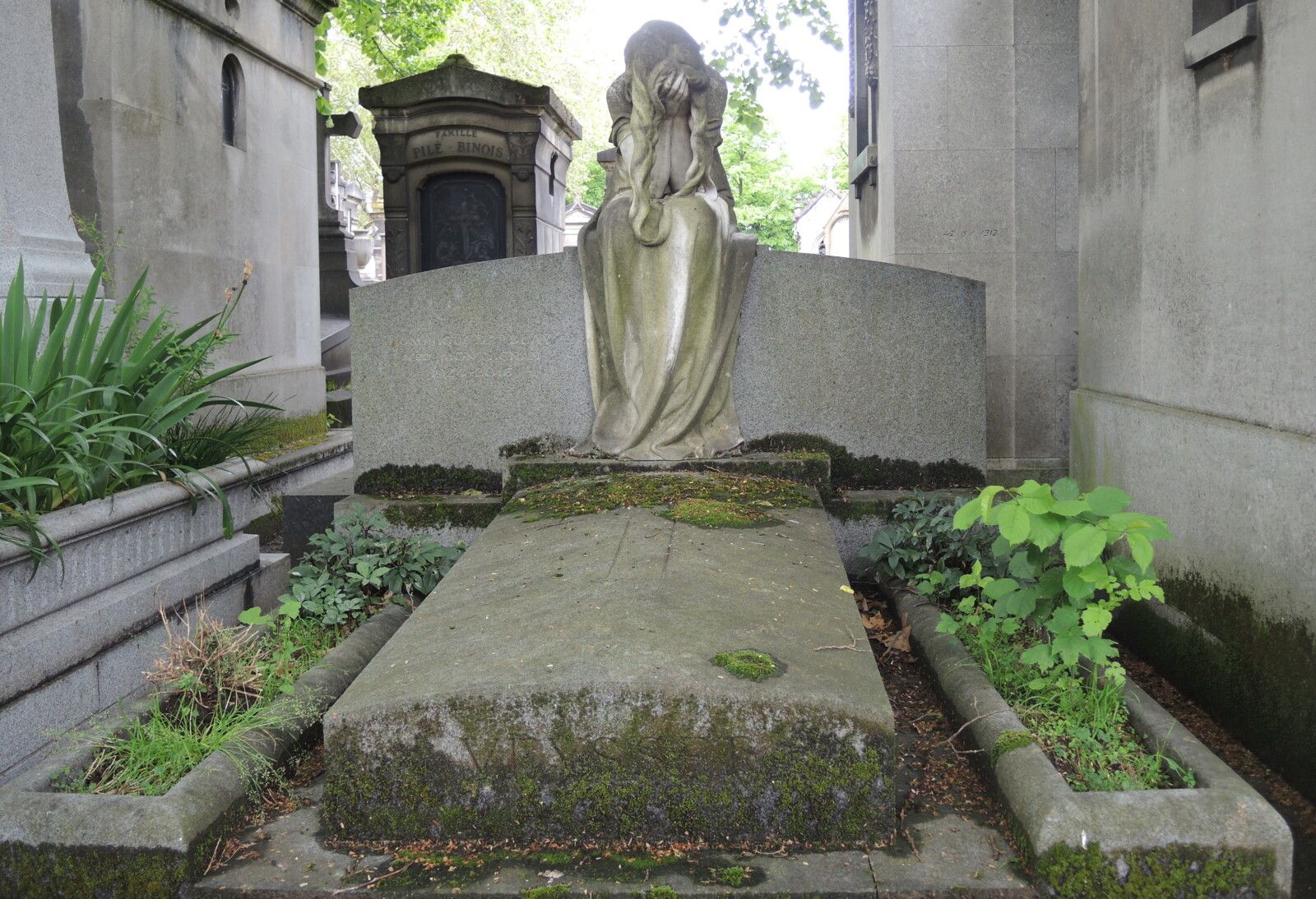 Paris, cimetière Montparnassse, sculpture.. (75)