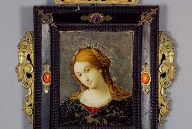 Fixé sous verre du XVIIe siècle représentant la Vierge, dans son cadre d'époque. France, XVIIe siècle