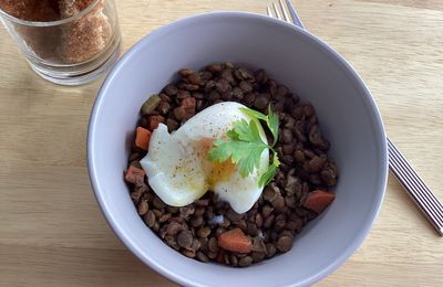 Lentilles du lendemain et oeuf mollet