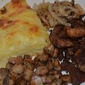 Gratin dauphinois, porc, oignons et champignons poêlés 