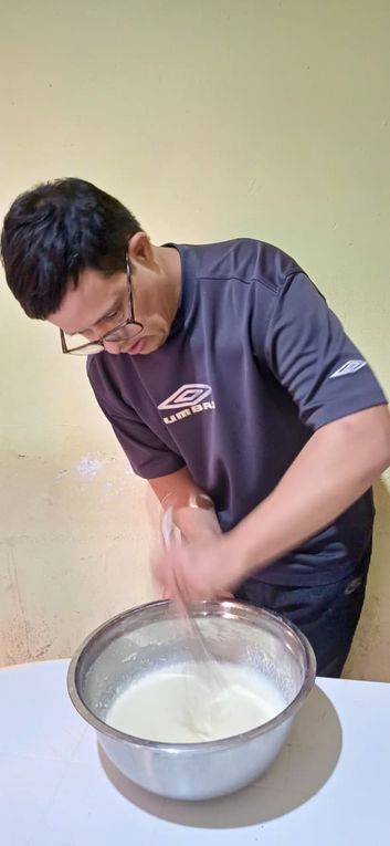 Une petite équipe de pâtissiers fait des baghrir بغرير au temps d'accueil ce lundi à O.T.