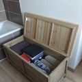 Utiliser un coffre pour ranger le linge pour le bain