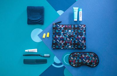 Nouvelle trousse Premium Economy Eva Air par FURLA