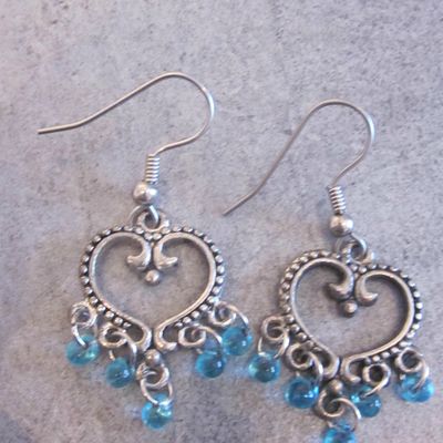 Boucles d'oreilles en forme de coeur avec gouttes bleues   