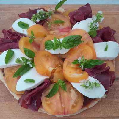 pizza polenta tomates bresaola et mozzarella