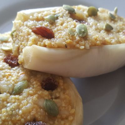 Une aubergine farcie à la mode végétarienne