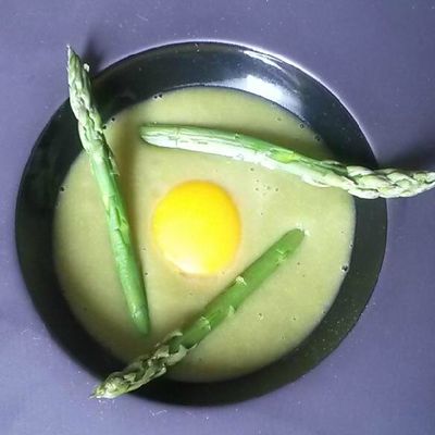 Asperges, crème d'asperge, jaune d'oeuf