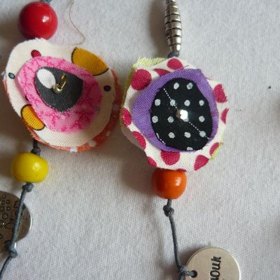 Collier corolles multicolores gris