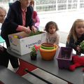 Jardinage avec les enfants de la crèche François Blanc