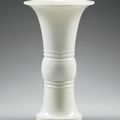 Vase en porcelaine Blanc de Chine, Dynastie Qing, Époque Kangxi (1662-1722).