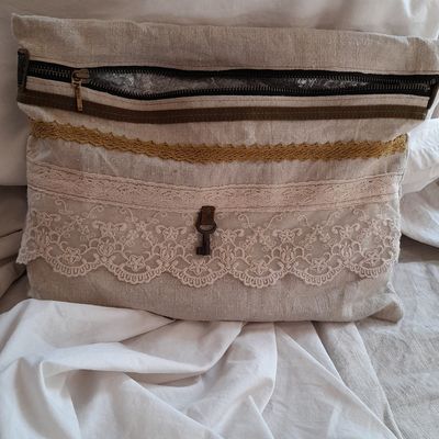 POCHETTE  clé du bonheur, dentelle ancienne