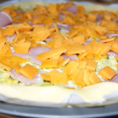 Tarte fine poireaux, cheddar, bacon