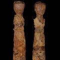 ROYAUMES COMBATTANTS (475 - 221 av. J.C.) - Paire de personnages portant un vêtement en soie orné d'une fibule en bronze. La coi