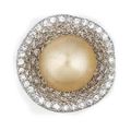 Bague à motif de fleur, la corolle rehaussée d'un pavage de diamants