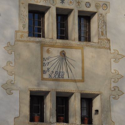 un joli cadran solaire sur une façade à Lens