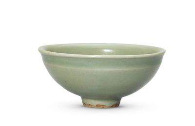 A small Longquan celadon bowl, Southern Song dynasty (1127-1279)