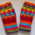 Mitaines "tubes" multicolores au crochet