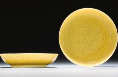 A pair of yellow-glazed 'dragon' saucer dishes. Xuantong marks and period