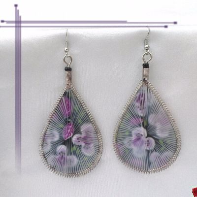 Boucles d'Oreilles Fil Tissé Motif Fleurs Violettes Métal Argenté
