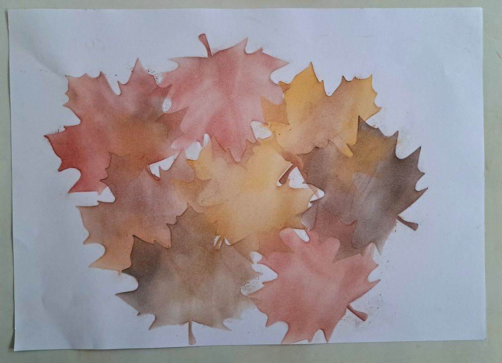 Avec la grande feuille d'arbre