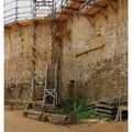 Guédelon, la roue de l'écureuil au pied des remparts