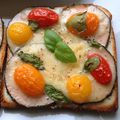 Tartine chèvre, miel, poulet et tomates cerise