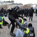 MACRON CRIS AU SECOURS ... LES GILETS JAUNES REVIENNENT ... LUI QUI CROYAIT LES AVOIR TOUS ÉRADIQUÉ ? 